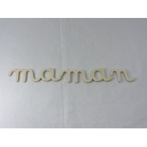 Mot maman écrit avec des lettres en bois d'un alphabet Montessori.