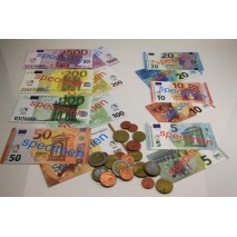 Ensemble de billets et pièces euros posées sur une table.