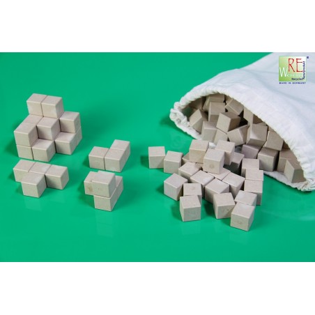 150 Cubes Lubienska en bois brut talés sur une table à côté d'un sac