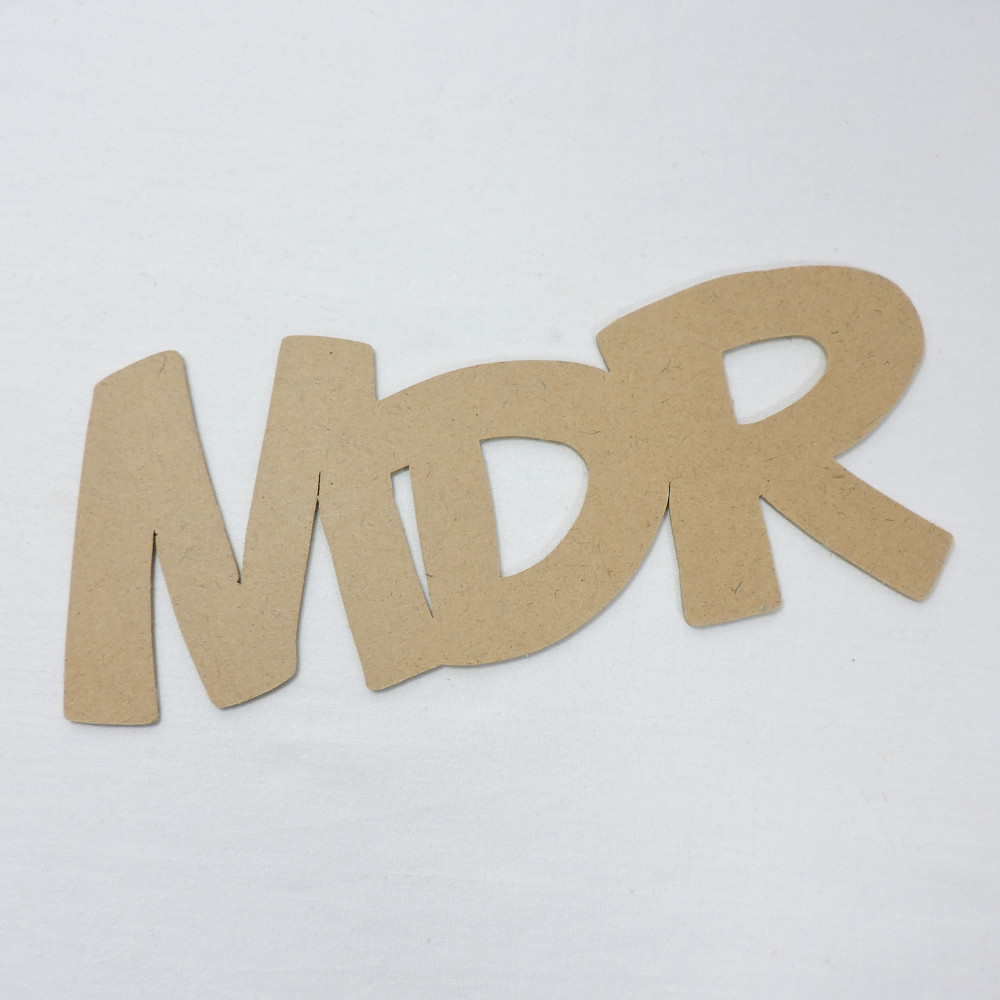 Abréviation "MDR" découpée en bois.