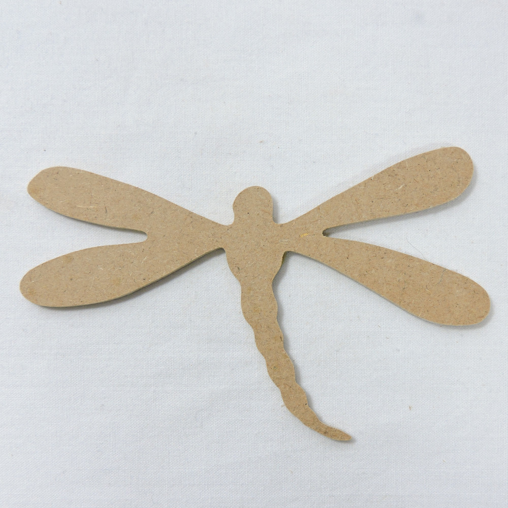 Forme décorative en bois. Représente une libellule en vue du dessus avec les ailes déployées.
