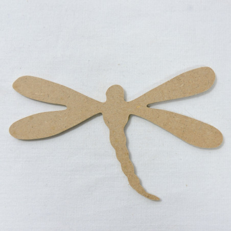 Forme décorative en bois. Représente une libellule en vue du dessus avec les ailes déployées.