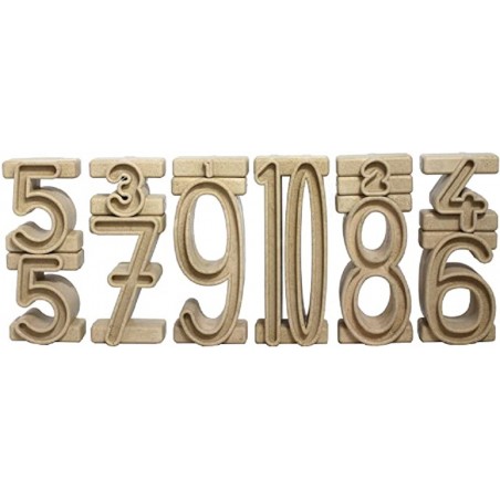 tour des nombres composée de plusieurs chiffres à empiler en bois.