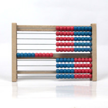 Boulier Montessori avec 10 lignes de 10 perles bleues et rouges sur fond blanc. Vue de face