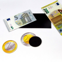 Tas d'euros factices dans une mallette transparente ouverte sur fond blanc.
