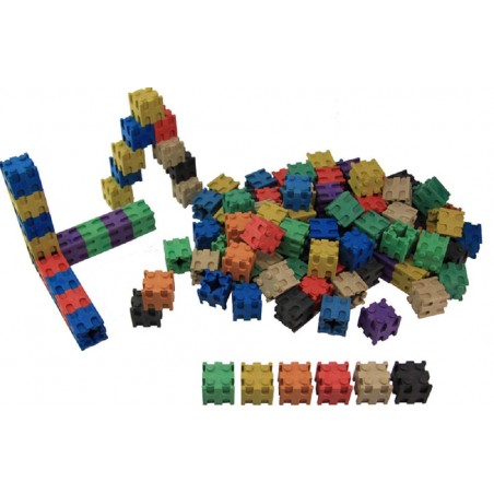 Tas de 100 cubes emboitables en bois peint de différentes couleurs.