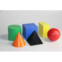 6 solides géométriques en plastiques: un cube, une sphère, un cylindre, une pyramide, un cône et un pavé.